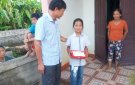 Hội khuyến học Đông Minh tặng quà  và trao thưởng khuyến học.